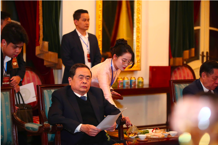 Nguyễn Thị Nguyên vinh dự được pha trà phục vụ trà đồng chí Trần Thanh Mẫn – Uỷ viên Bộ Chính trị, Chủ tịch Quốc hội