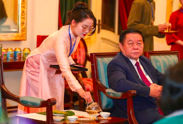 Nguyên vinh dự được pha trà phục vụ trà đồng chí Nguyễn Trọng Nghĩa - Uỷ viên Bộ Chính Trị, Trưởng ban Tuyên giáo và Dân vận Trung ương