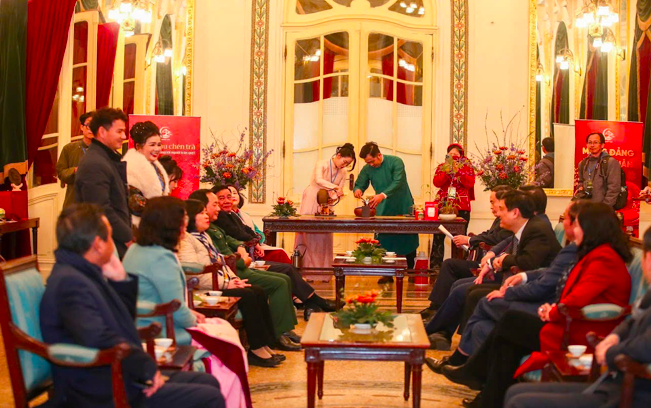 CEO trà Nguyệt Lãm Nguyễn Thị Nguyên vinh dự mời trà trong hội nghị trung ương